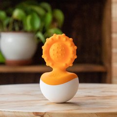 Прорізувач-неваляшка «Dimpl Wobbl», помаранчевий - Fat Brain Toys